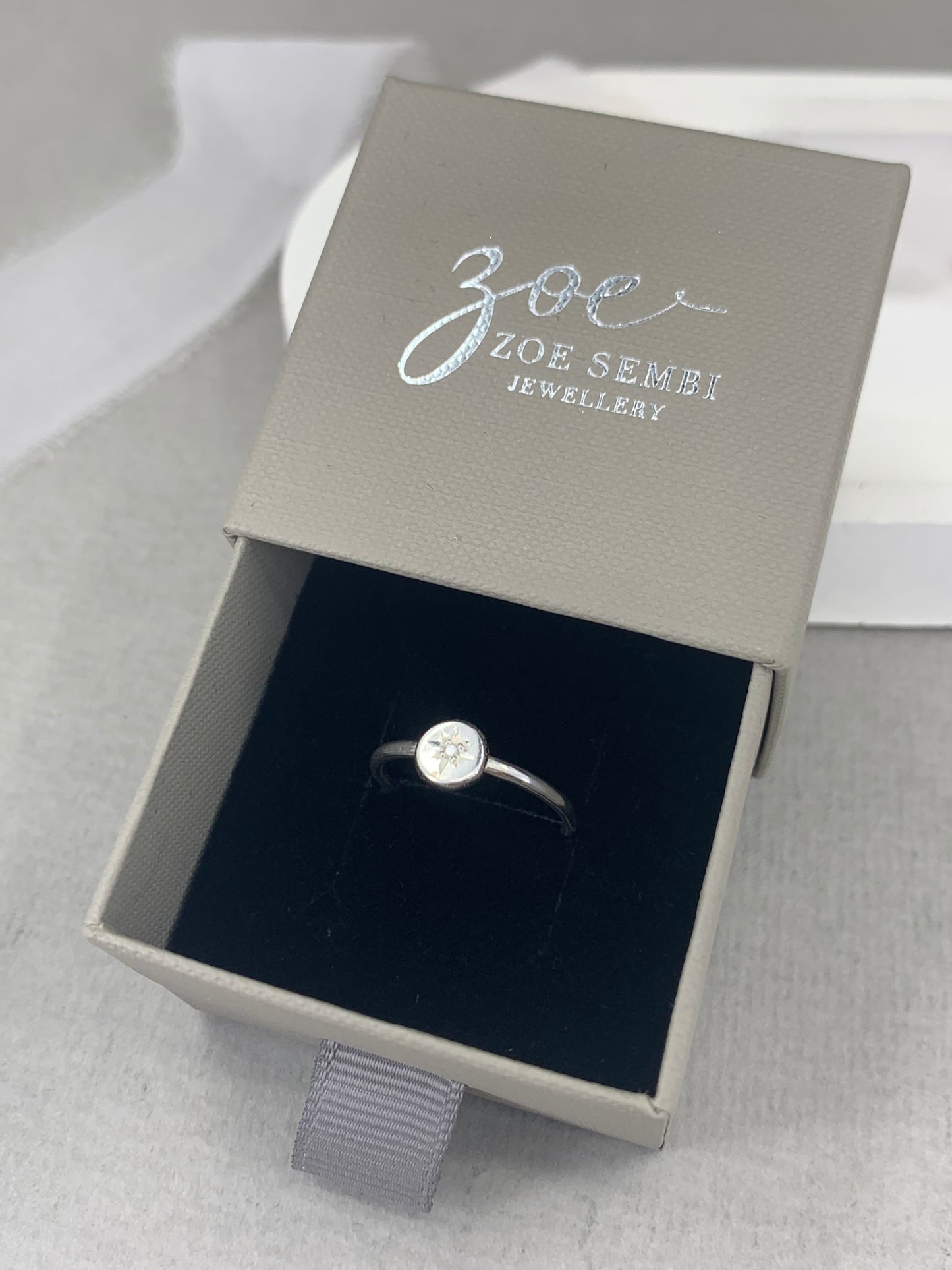 Star set diamond silver ring